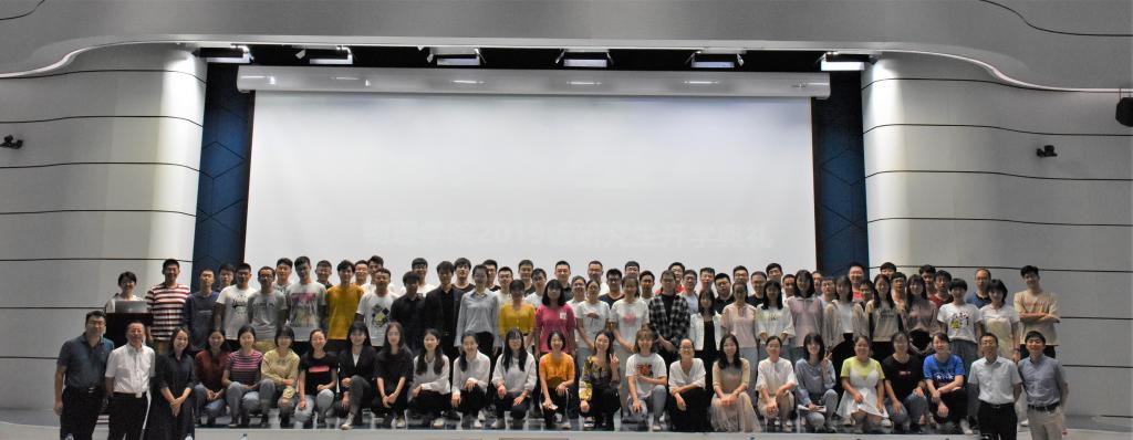 2019级beat365中国唯一官方网站研究生拍下的第一张全家福